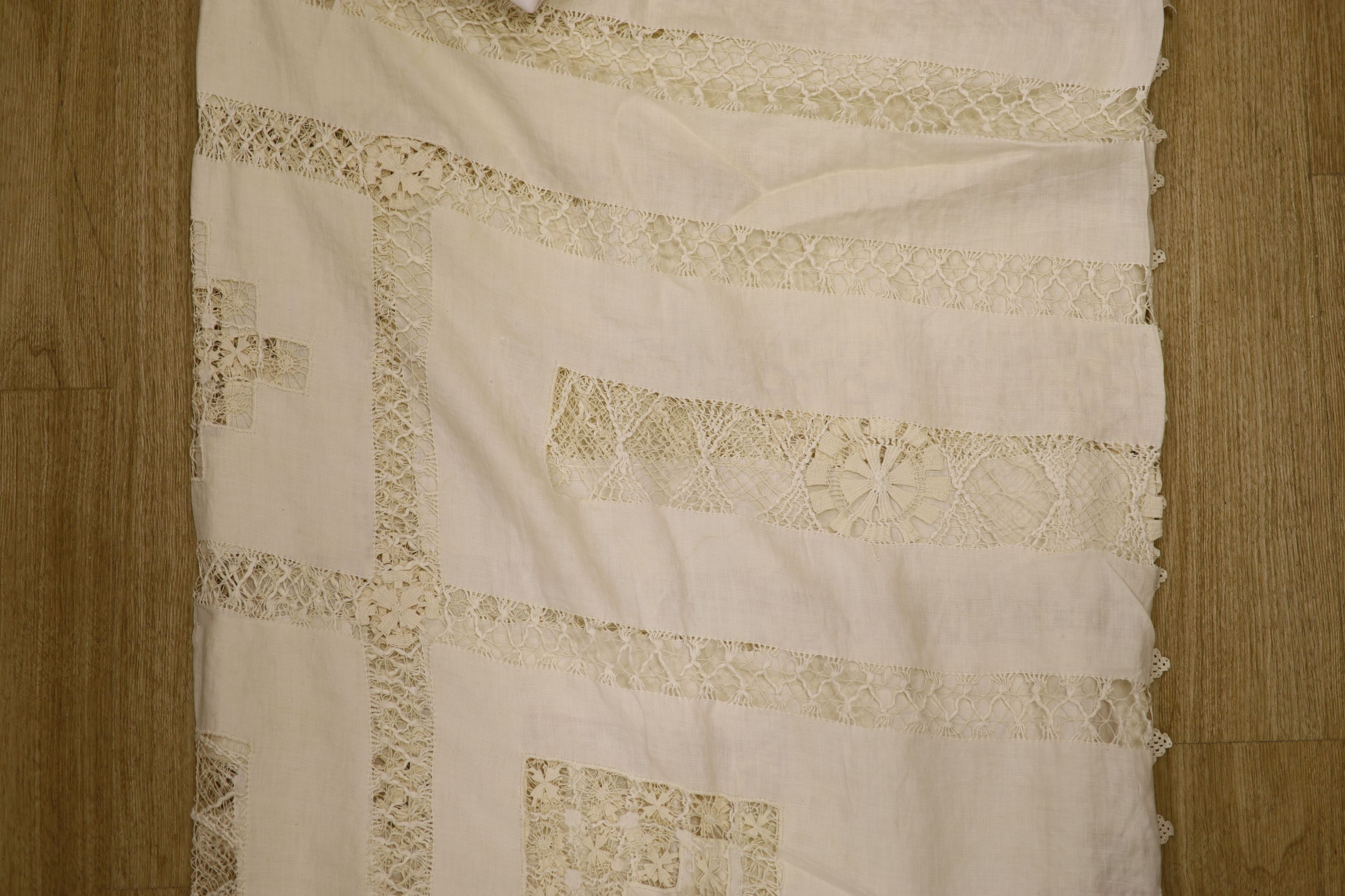 A quantity of linen, including a drawn thread cloth, crochet-edged cloths, damask and sheets